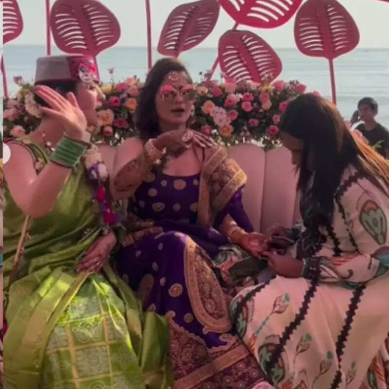 दोस्तों संग मस्ती करती दिखीं दुल्हनिया