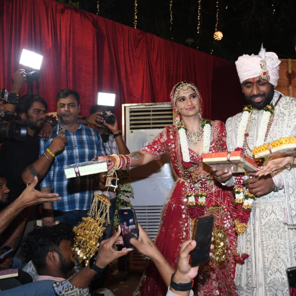 दीपक-आरती ने बांटी मिठाई
