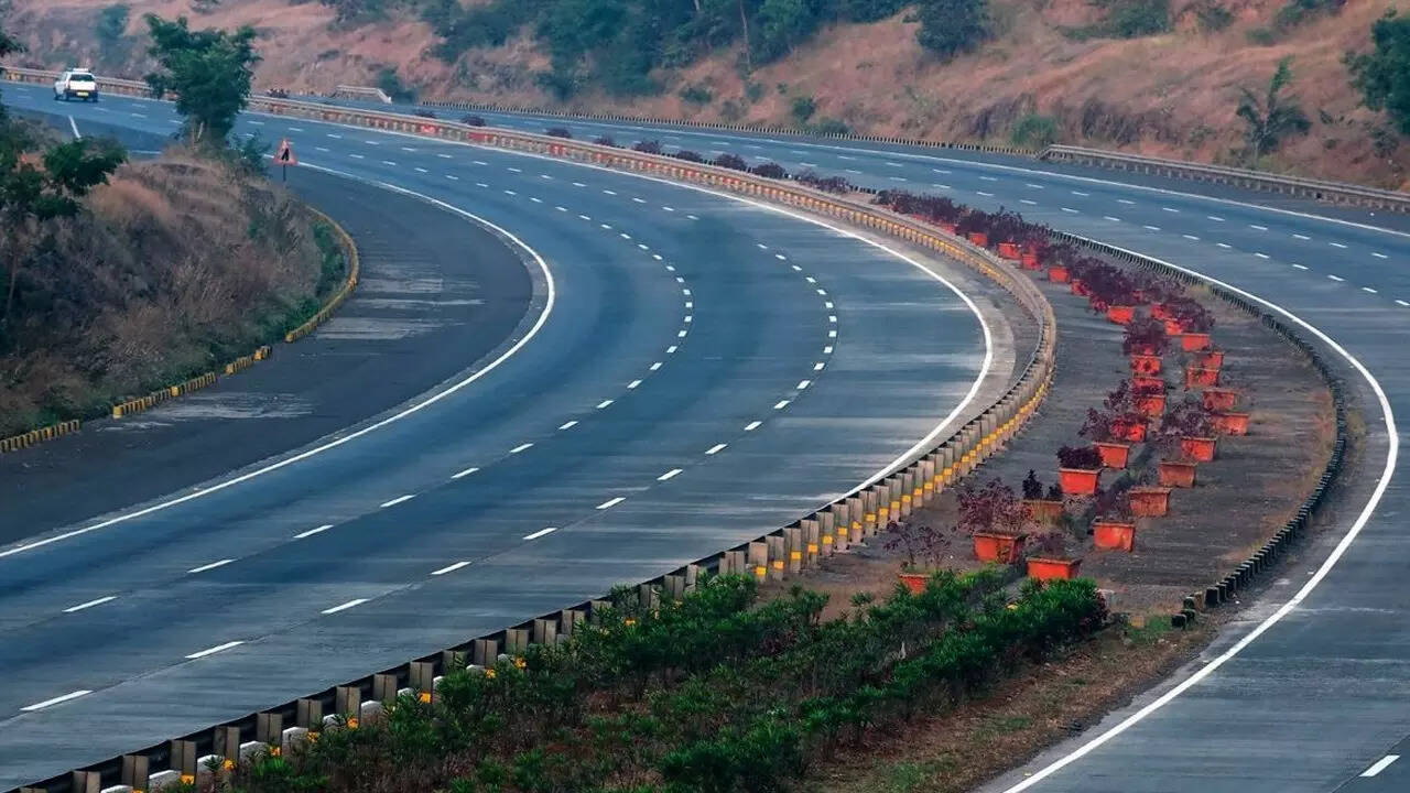 594 किलोमीटर लंबा एक्सप्रेसवे
