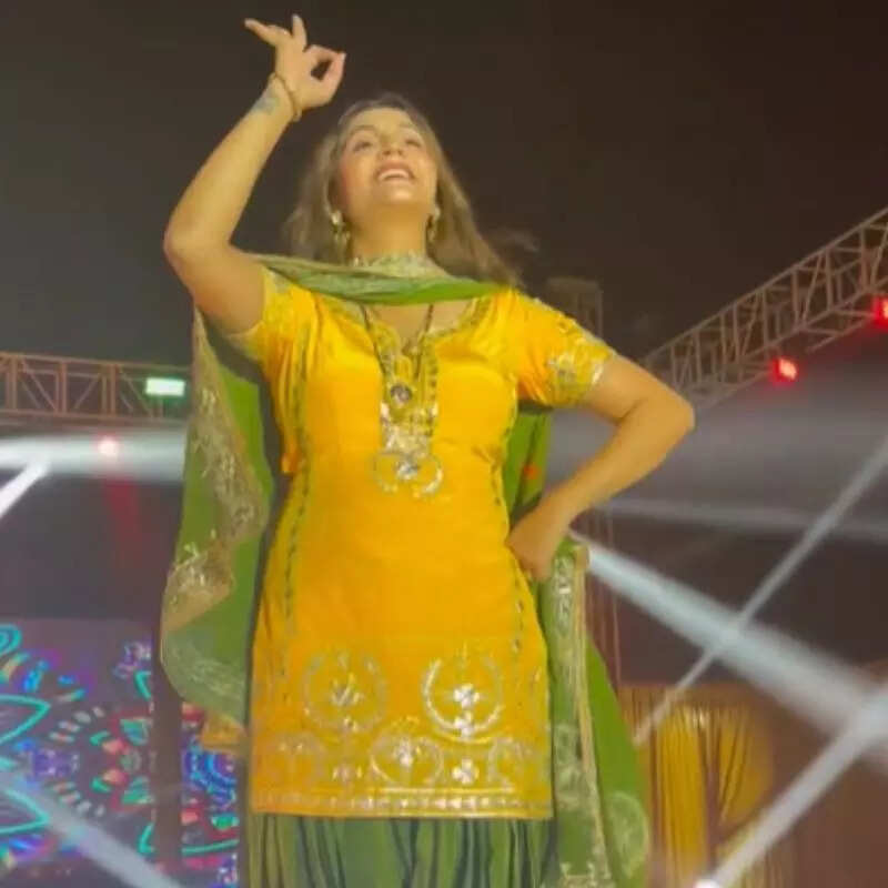 सूट पहनकर करती है डांस