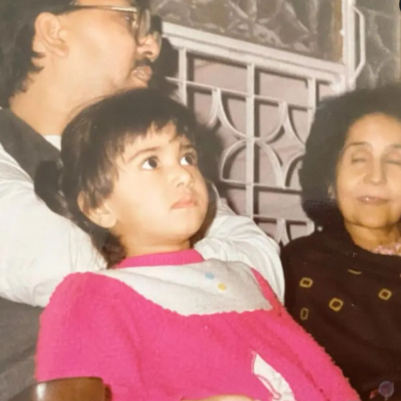 पापा की गोद में बैठी Vaani Kapoor