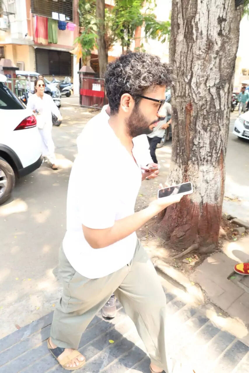 रितेश की मां को अंतिम श्रद्धांजलि देने पहुंचे सितारे