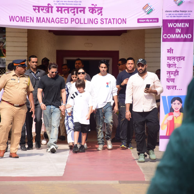 वोटिंग के बाद परिवार संग बाहर आए शाहरुख खान