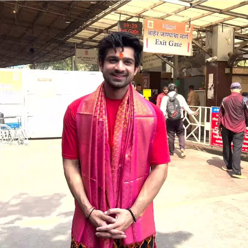 'खतरों के खिलाड़ी 14' से पहले सिद्धिविनायक मंदिर पहुंचे अभिषेक कुमार