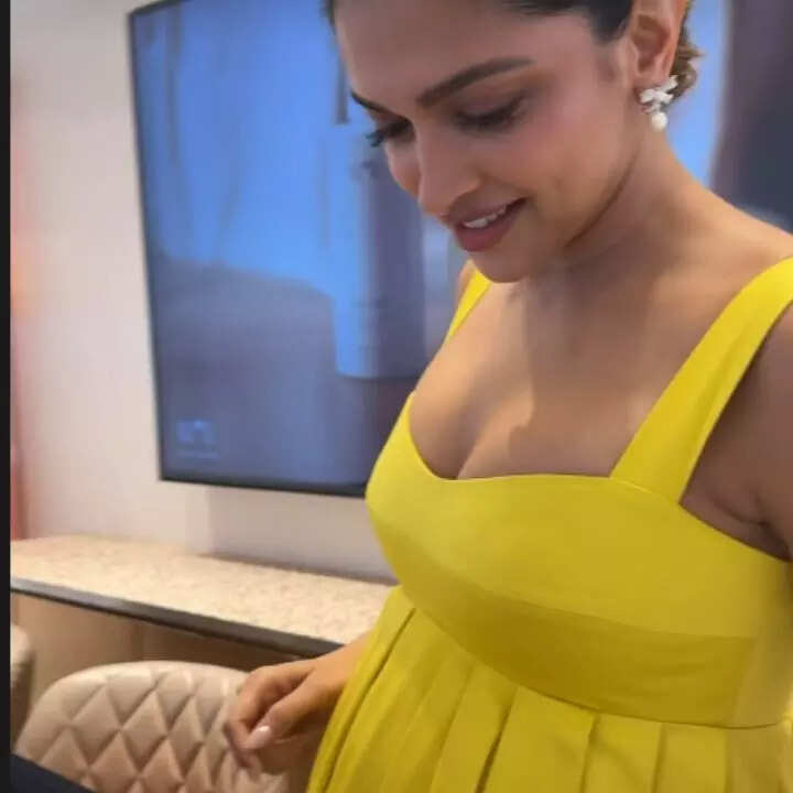 फ्लॉन्ट किया बेबी बंप