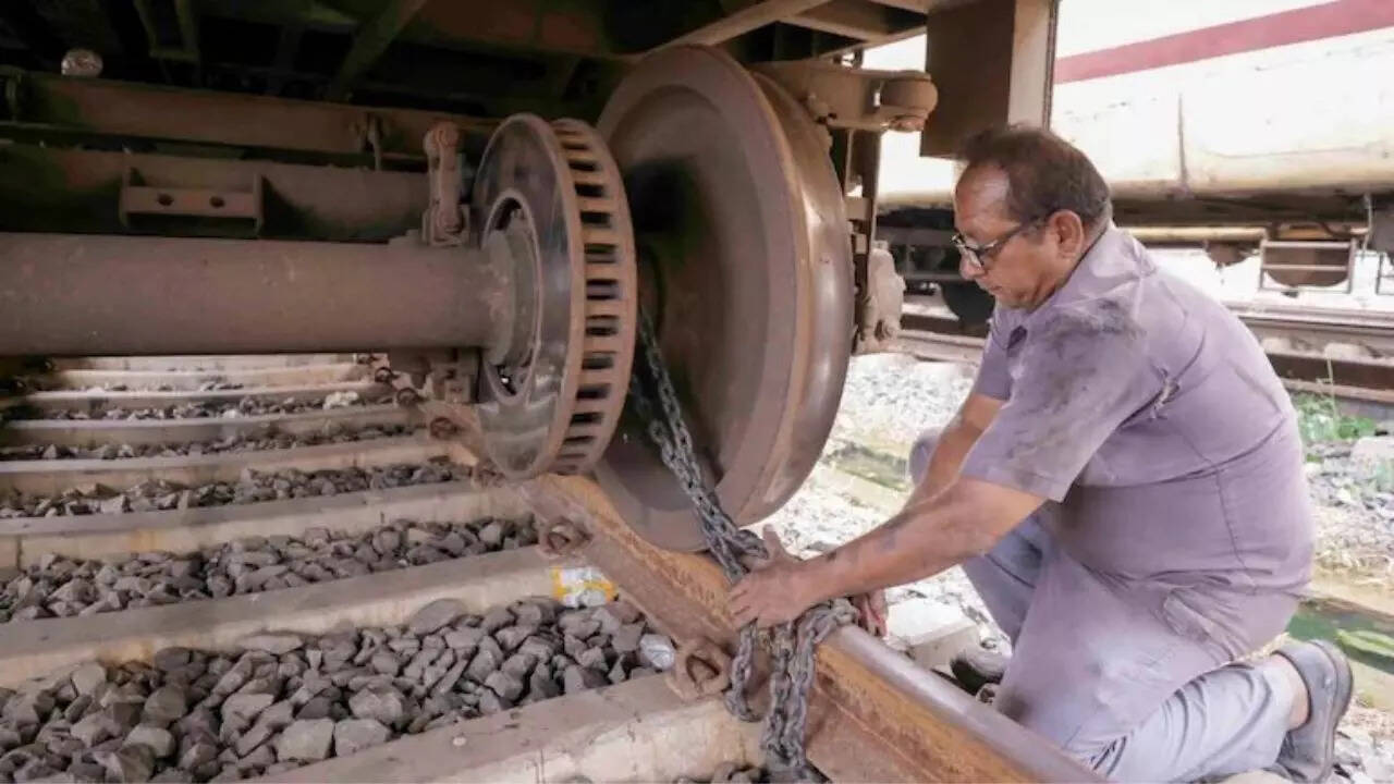 ​​भारी बारिश के कारण आ  रही बाधा​