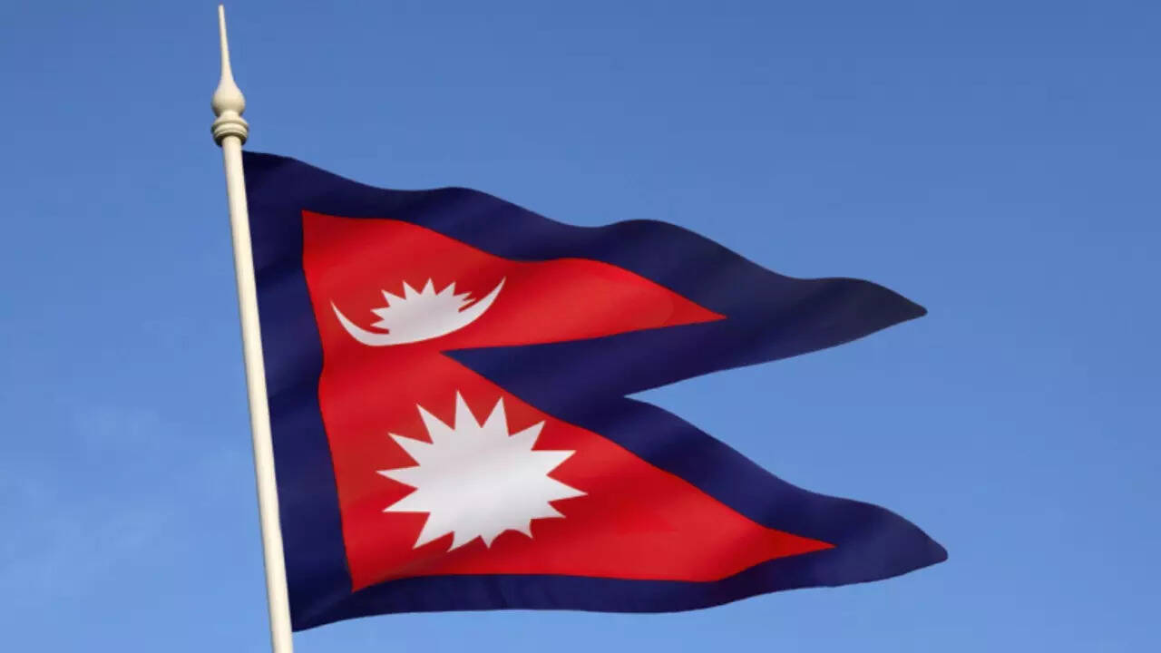 अगर आप भी नहीं जाते हैं तो जवाब जानकर चौंक जाएंगे। दरअसल नेपाल के झंडे का आकार तिकोना होता है।
