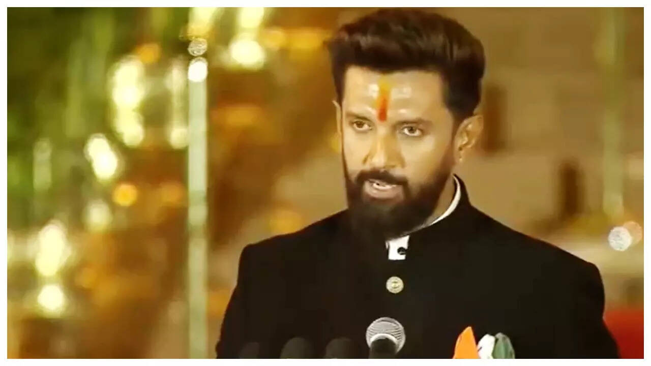 चिराग पासवान ने कैबिनेट मंत्री के रूप में शपथ ली