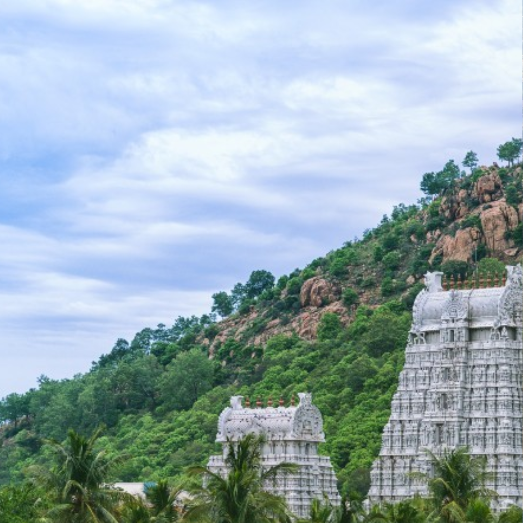 मंदिर में दीपदान किया जाता है