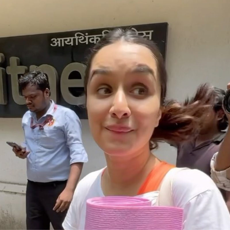 योगा सेंटर के बाहर स्पॉट हुईं श्रद्धा कपूर