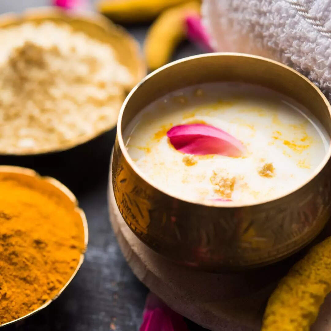 हल्दी बेसन और दूध