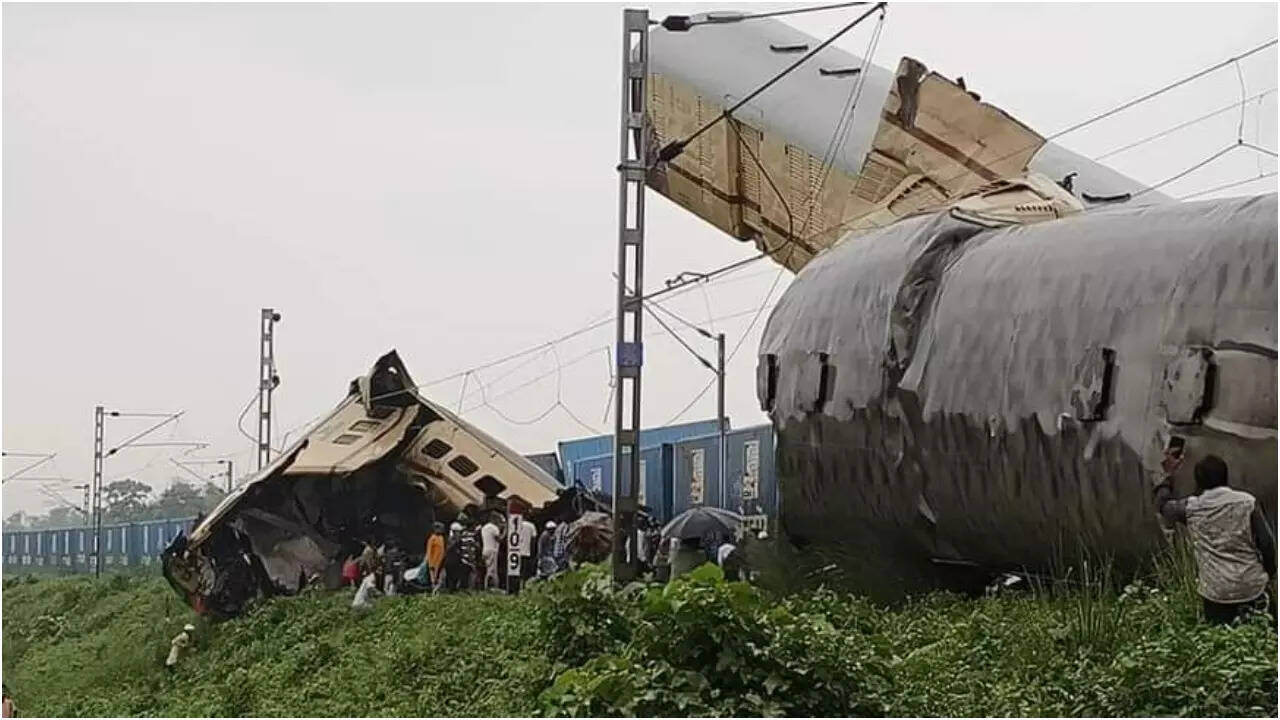 हेल्पलाइन नंबर जारी, रेल मंत्री एक्टिव 