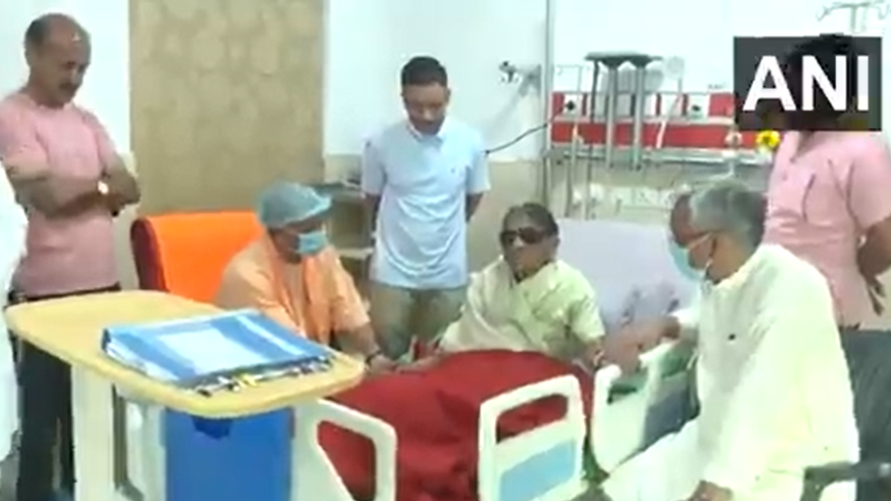​धामी भी पहुंचे सीए योगी की मां का हालचाल लेने​