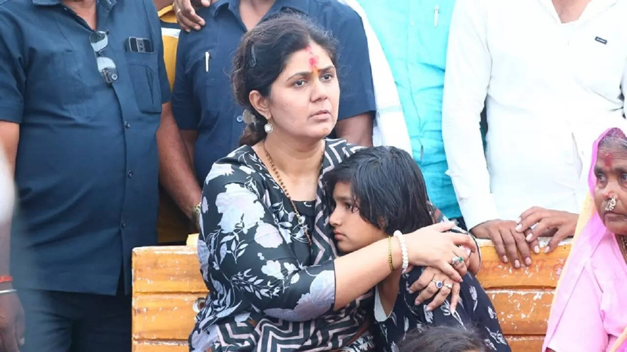 कौन है पंकजा मुंडे कहां से मिली है हार