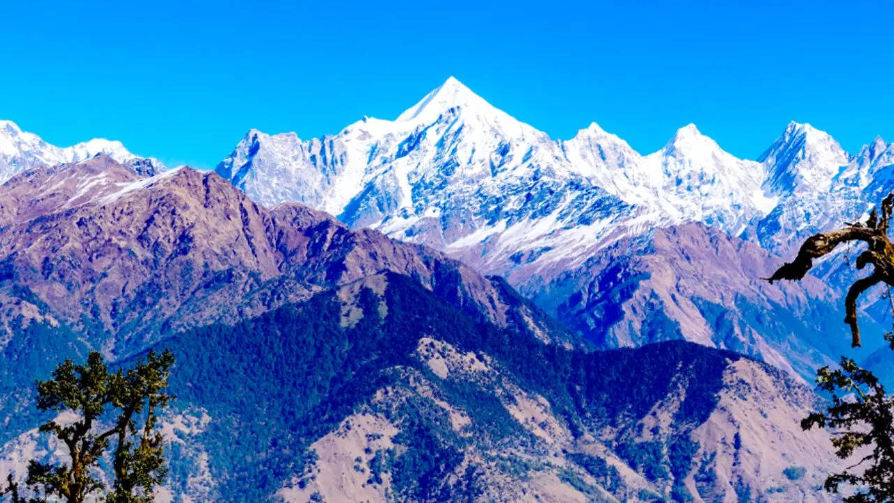 बर्फ से ढकीं चोटियां