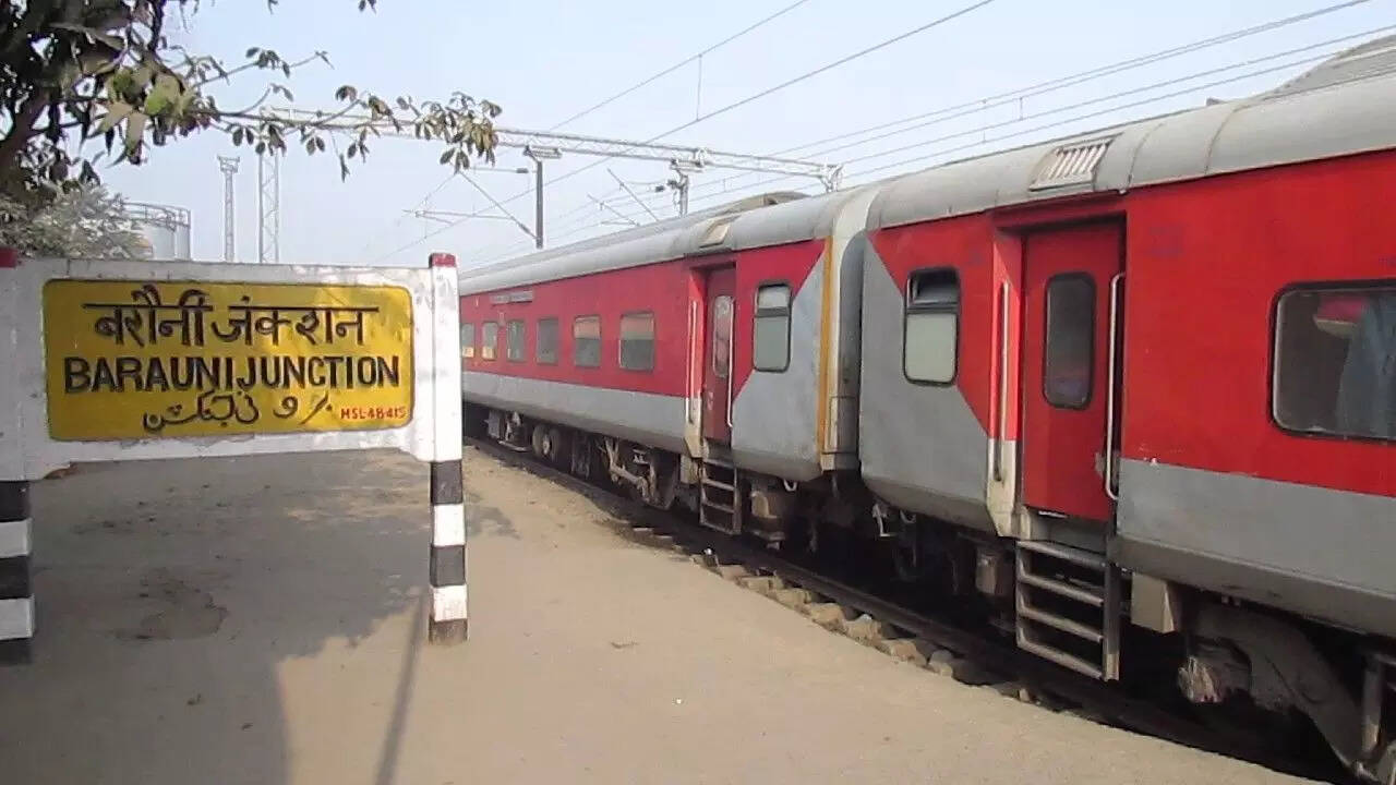 पहले और दूसरे प्लेटफॉर्म की दूरी 2 किलोमीटर
