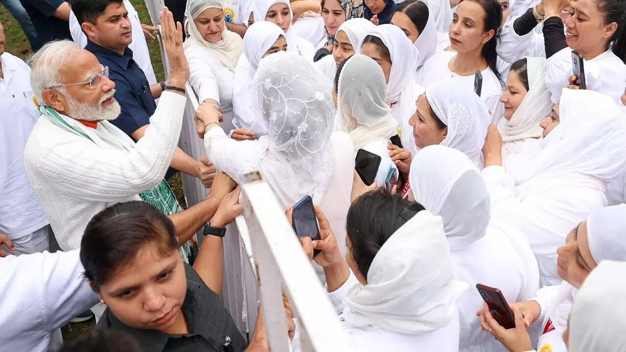 छात्राओं के बीच पहुंचे पीएम