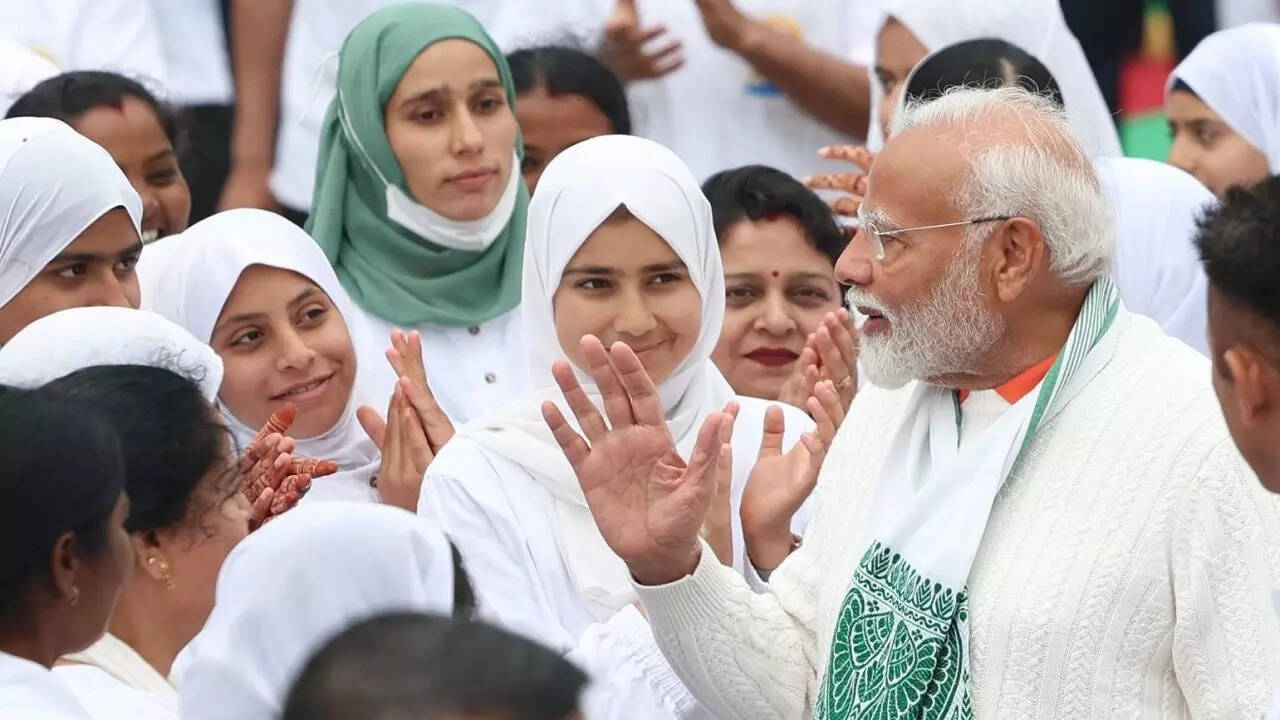 श्रीनगर में बड़ी संख्या में लोगों ने योग किया
