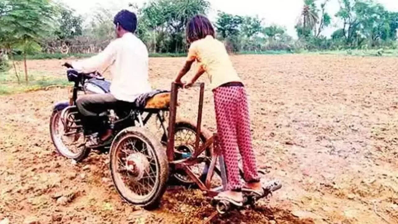पुराने राजदूत से खेत जोतने का देसी जुगाड़
