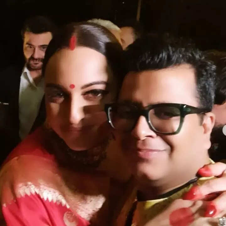 दोस्त संग सोनाक्षी ने दिया क्यूट पोज