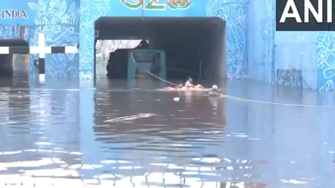 अंडरपास में फंसी बस