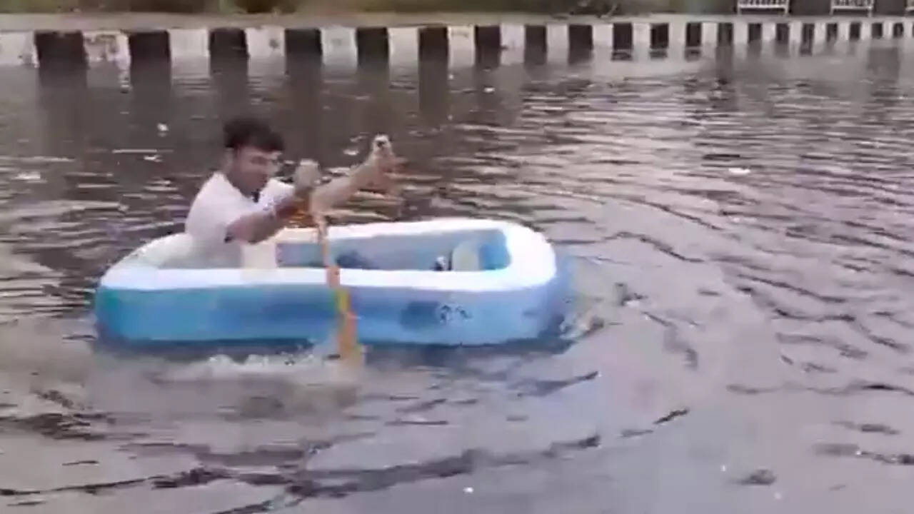 दिल्ली में बारिश के बीच चली नाव
