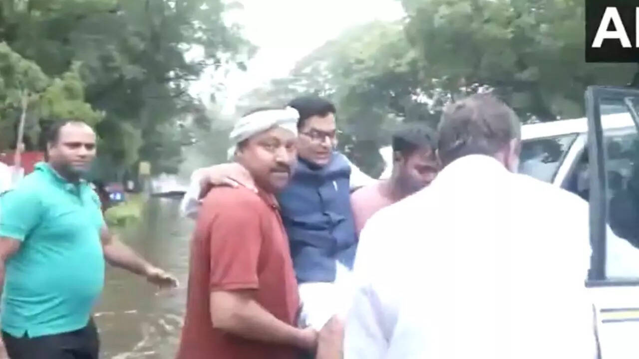 सपा सांसद को कार तक पहुंचाते उनके स्टाफ