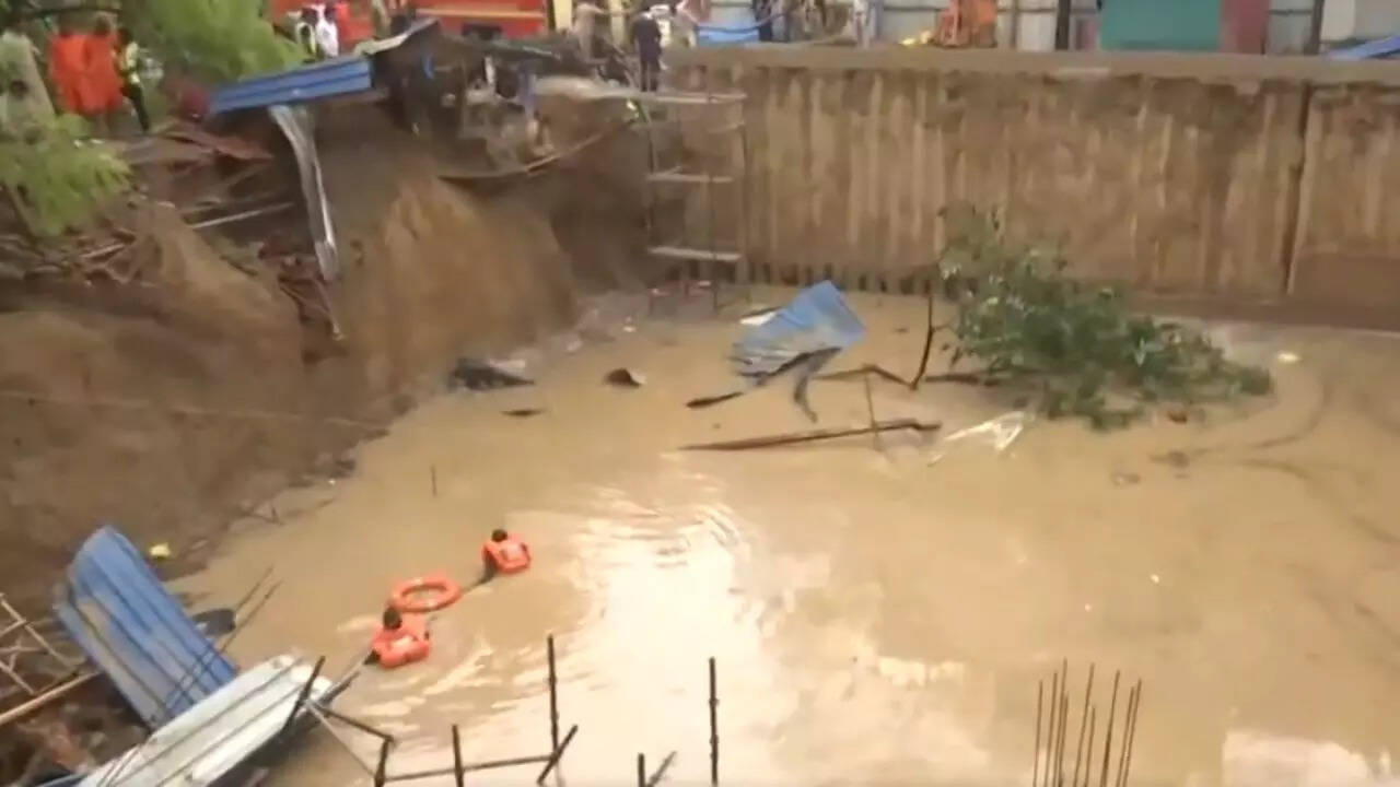 वसंत विहार में निर्माणाधीन इमारत गिरी