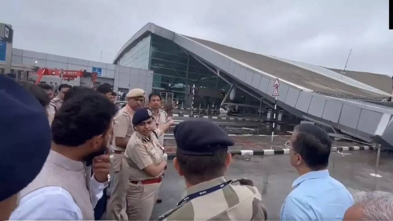 हवाई अड्डा पर टर्मिनल-1 का छत गिरी