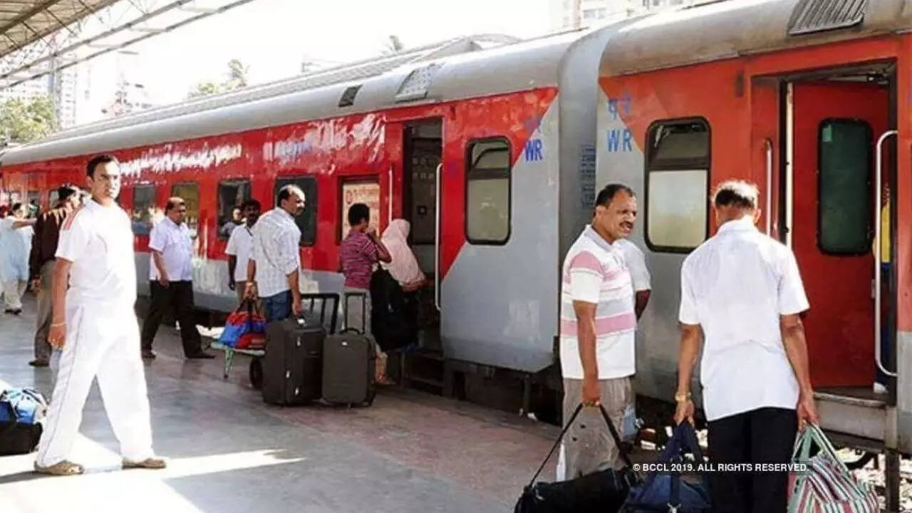 ट्रेन यात्रियों को मात्र 45 पैसे में मिलता है इंश्योरेंस
