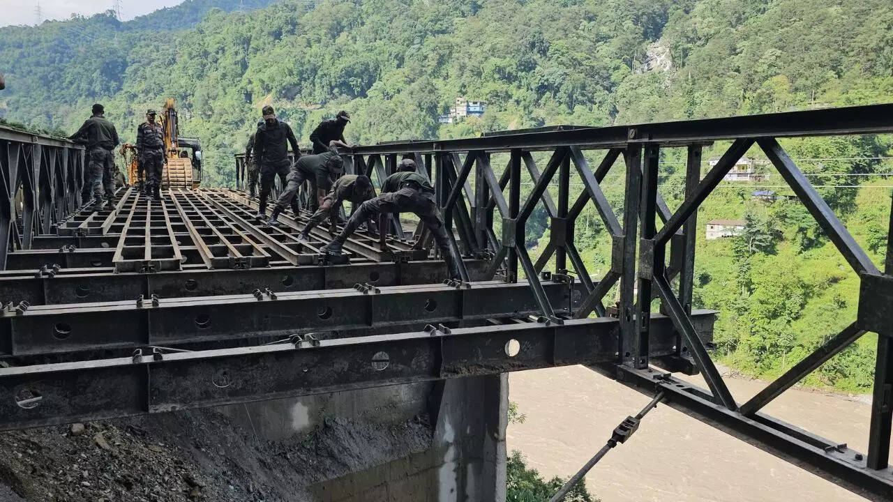 कई क्षेत्रों से संपर्क टूटा