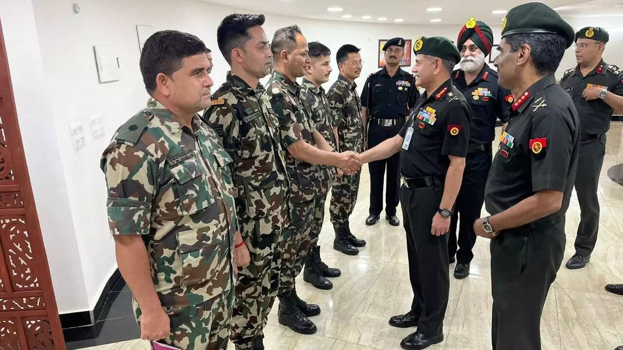 लेफ्टिनेंट जनरल उपेंद्र द्विवेदी को कब सेना हुए थे शामिल
