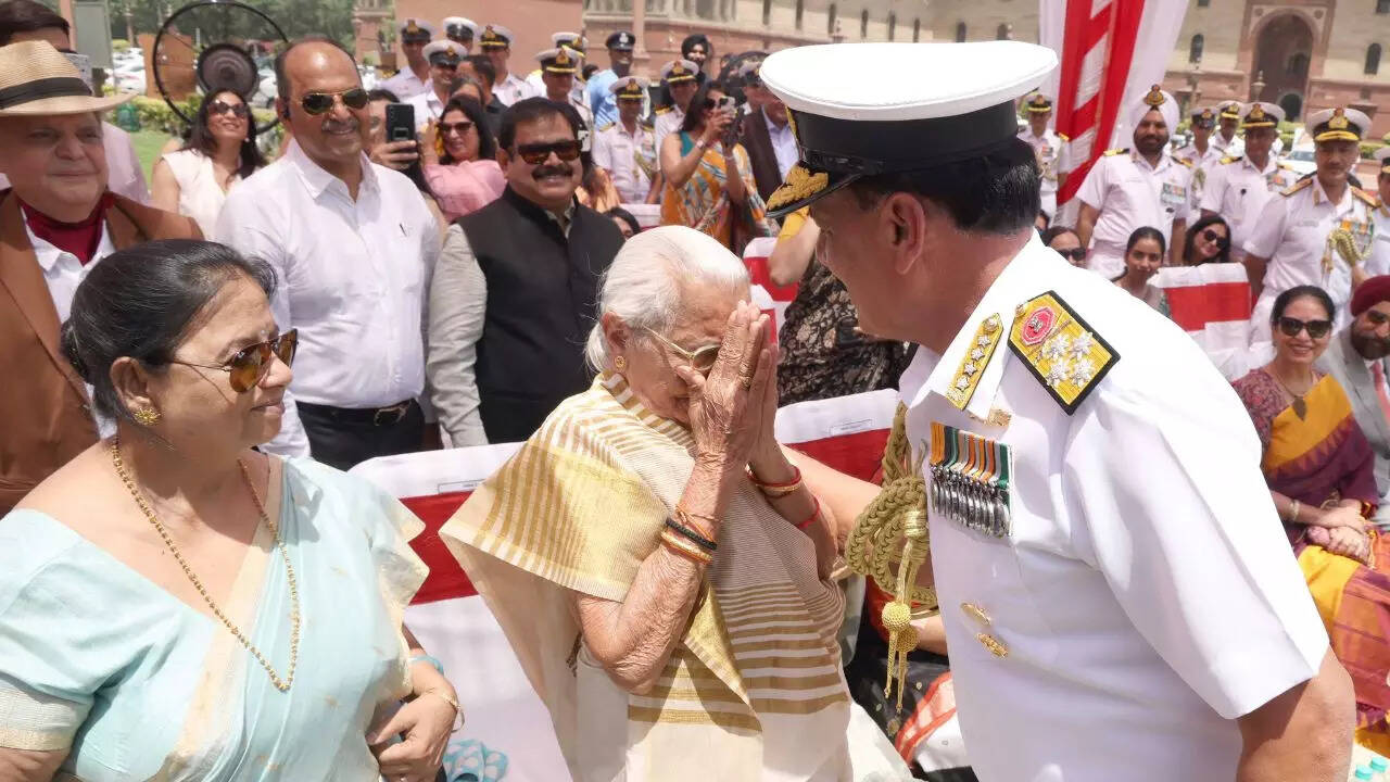 कौन हैं ​एडमिरल दिनेश के त्रिपाठी