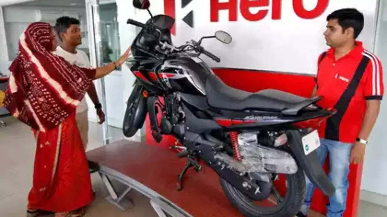 इतनी ​महंगी हुईं हीरो की गाड़ियां​
