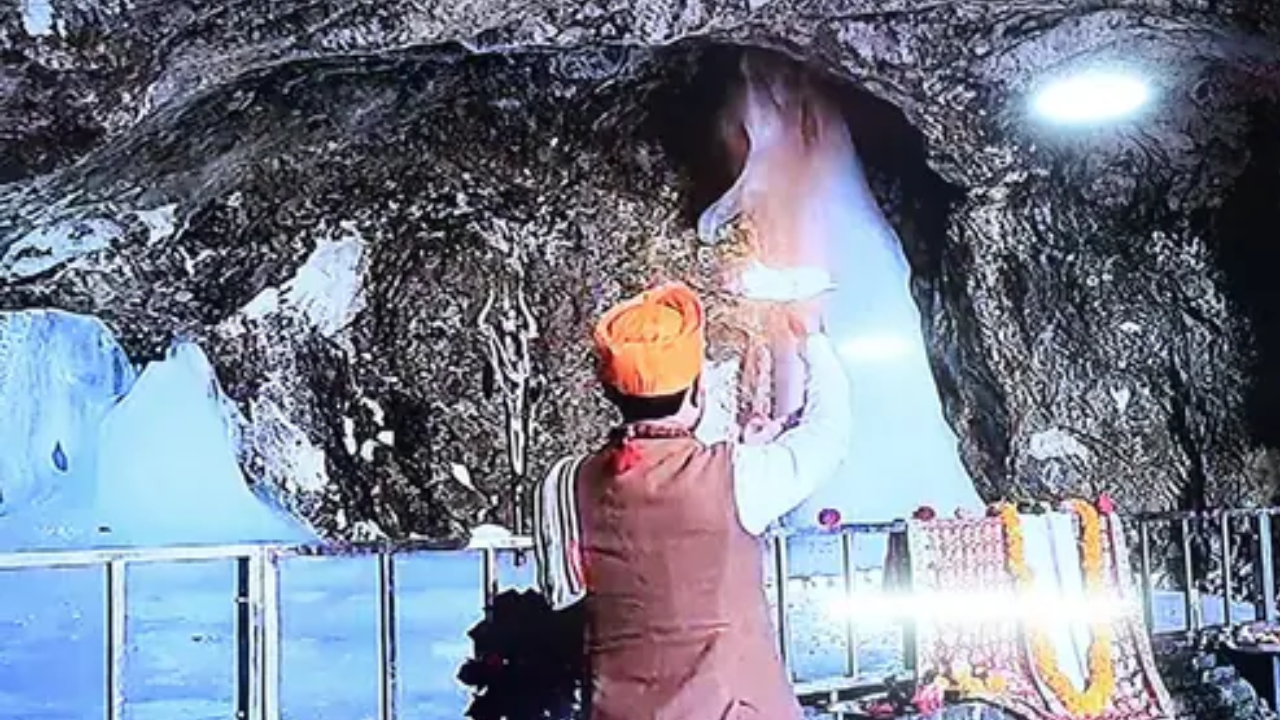पवित्र मंदिर में पूजा अर्चना