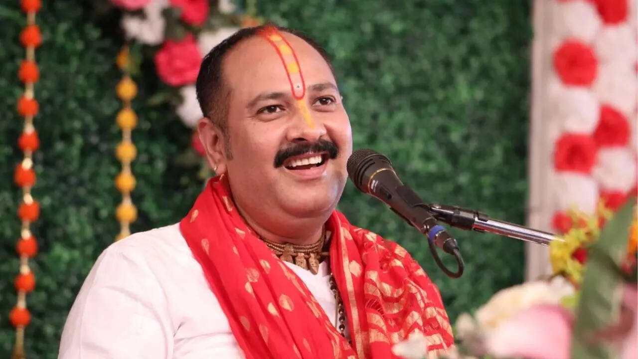 पंडित प्रदीप मिश्रा की कमाई कितनी है