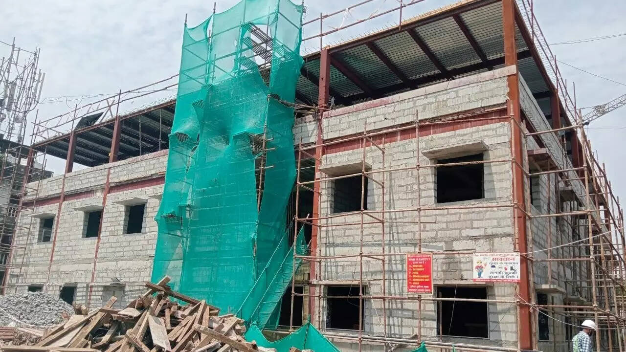 सूरत स्टेशन की बिल्डिंग