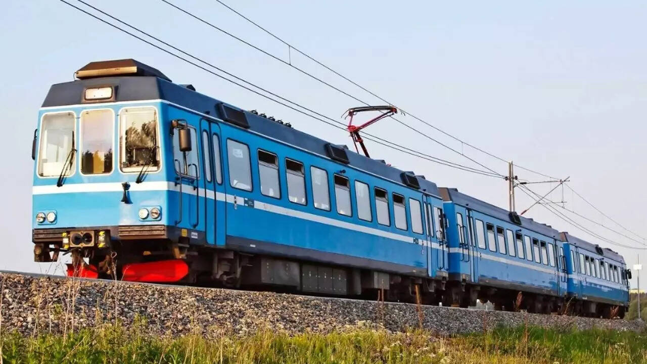 ट्रेन के करंट से कितना ज्यादा है आसमानी बिजली का करंट