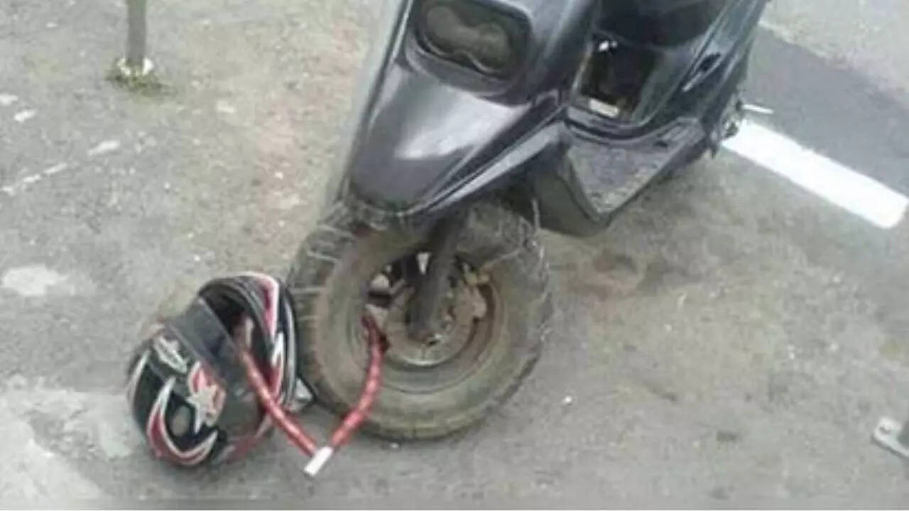 हेलमेट बचाने का खतरनाक जुगाड़ 