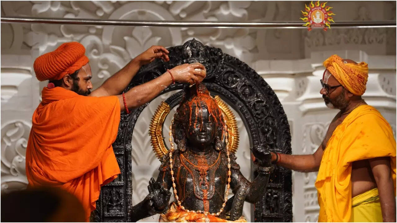 पुजारियों की पांच-पांच घंटे की शिफ्ट