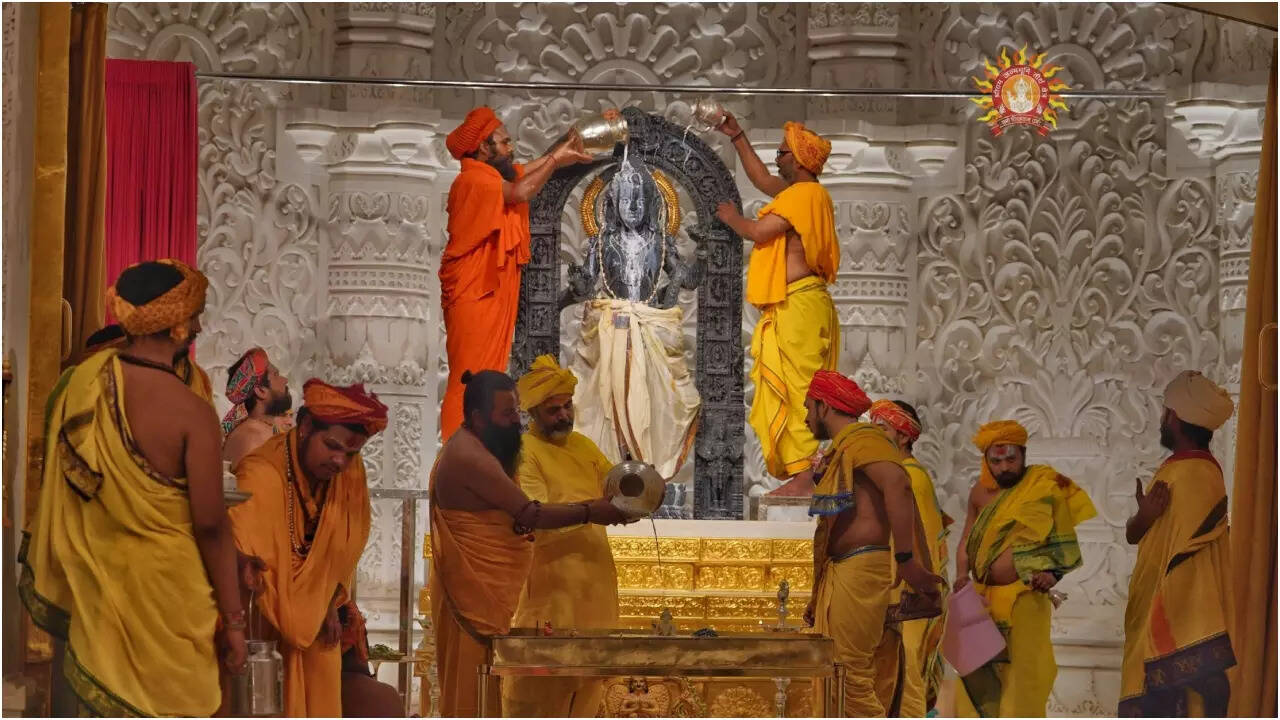 पुजारी पहले पहनते थे ये ड्रेस