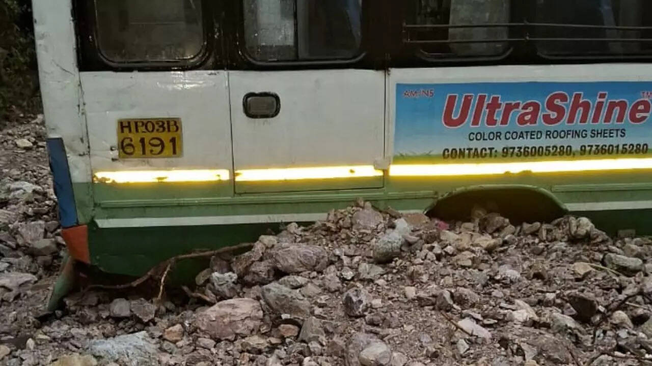 मलवे से ढ़का रास्ता