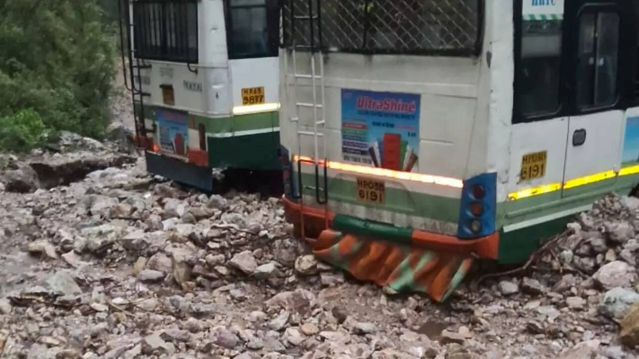 सड़कों पर मलवा