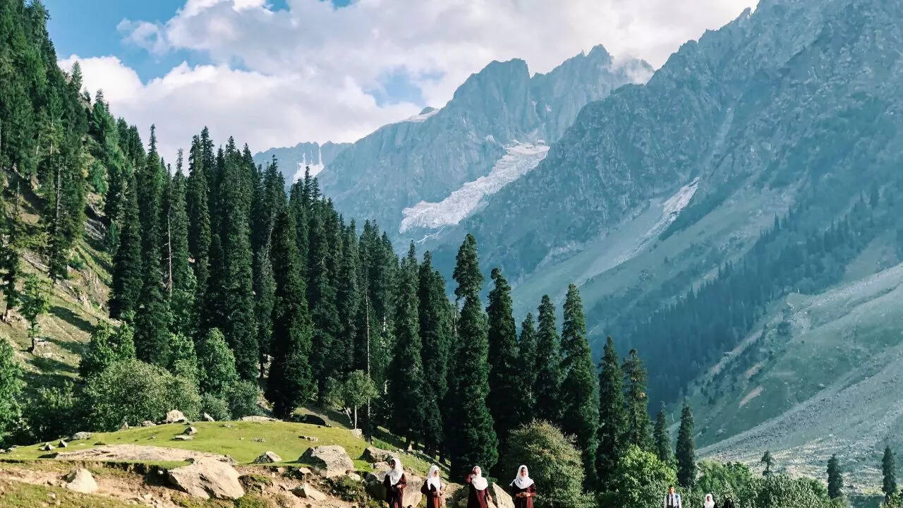 कश्मीर में है स्वर्ग जैसे सुंदर हिल स्टेशंस