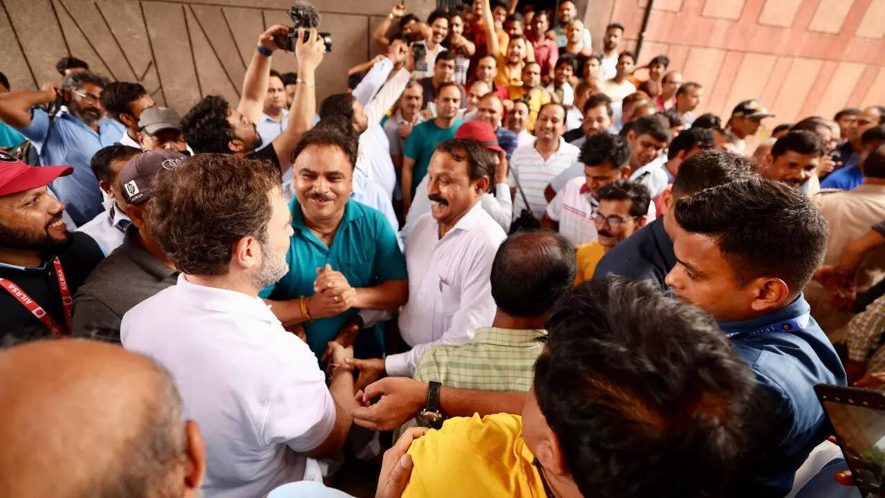  50 लोको पायलट्स से मिले राहुल गांधी