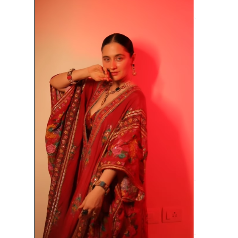 डीपनेक ड्रेस में दिखीं संजीदा शेख