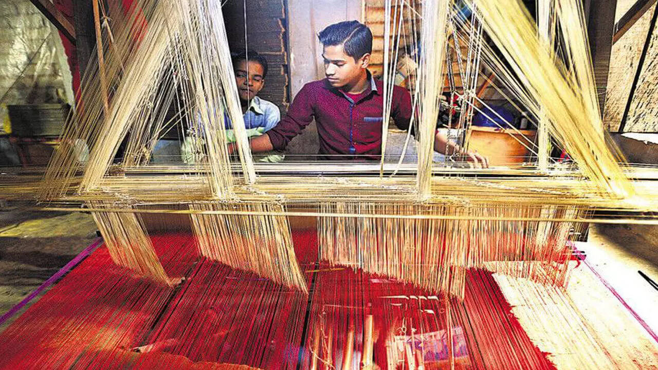 बुनकरों के पास जाएं