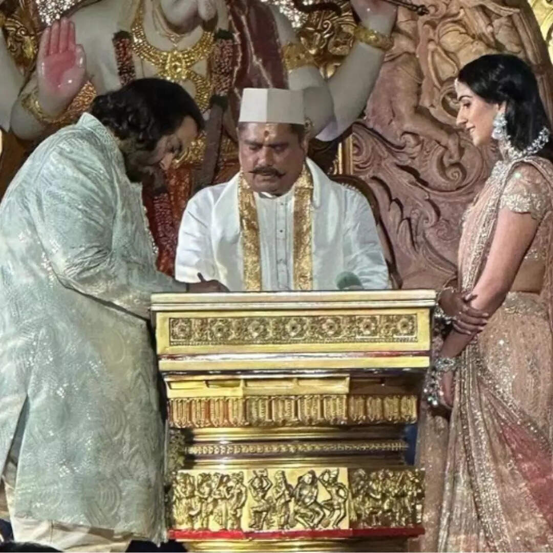 इतनी लेते हैं दक्षिणा