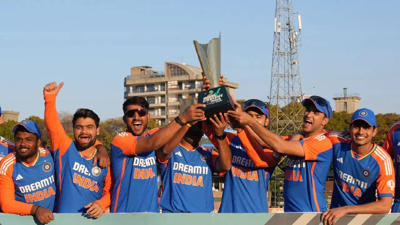 युवा खिलाड़ियों को थमाई ट्रॉफी