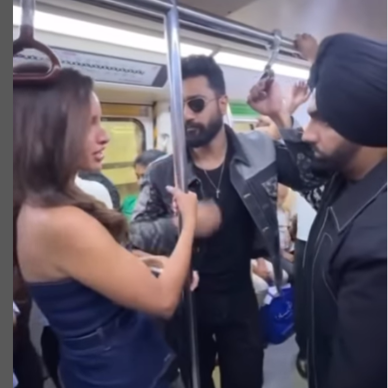 मेट्रो में स्पॉट हुए विक्की कौशल